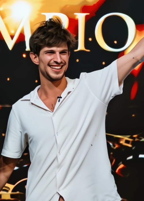 Марио Мосбек — бывший футболист, ставший профессиональным игроком в покер с более чем $17,5 миллионами лайв- и онлайн-выигрышей. В этой ста…
