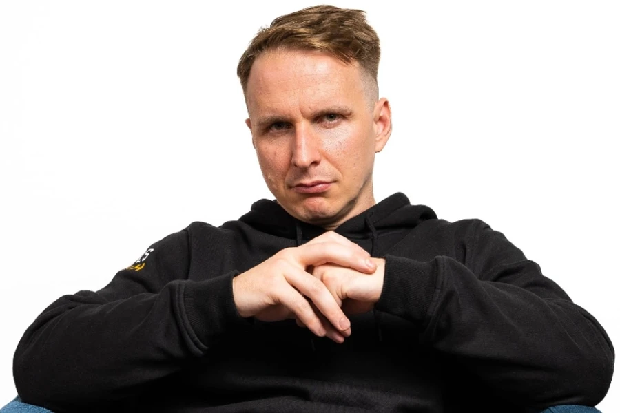 코인포커 앰배서더 벤자민 롤(BenCB)이 흰 배경 앞에서 포즈를 취한 모습