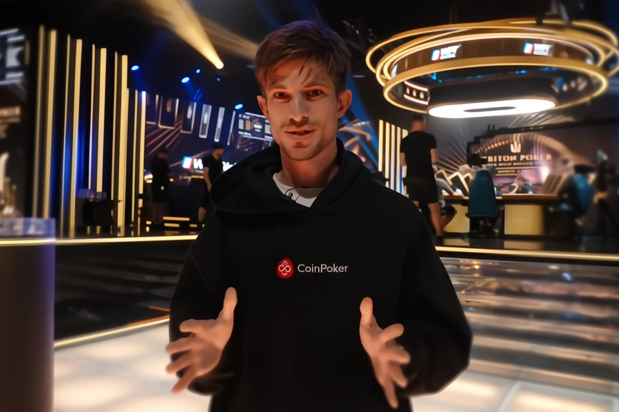 CoinPoker 大使 Mario Mosbock 在撲克比賽中接受訪問。